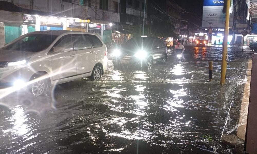 Breaking News, Kota Langsa Dikepung Banjir, Air Kini Mulai Masuk Jalan kota