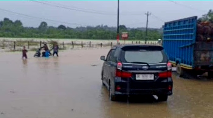 BREAKING NEWS – Banjir Rendam Jalan Nasional di Subulussalam, Lalulintas Aceh-Medan Lumpuh