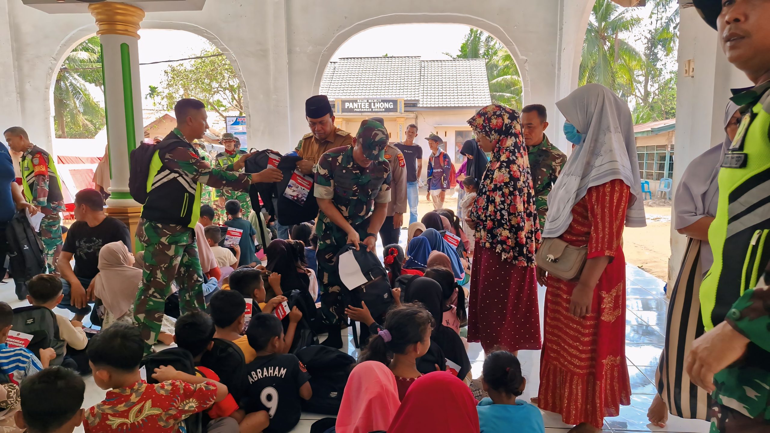 TNI – AD Salurkan Bantuan Pendidikan bagi Anak-anak Korban Banjir Bireuen