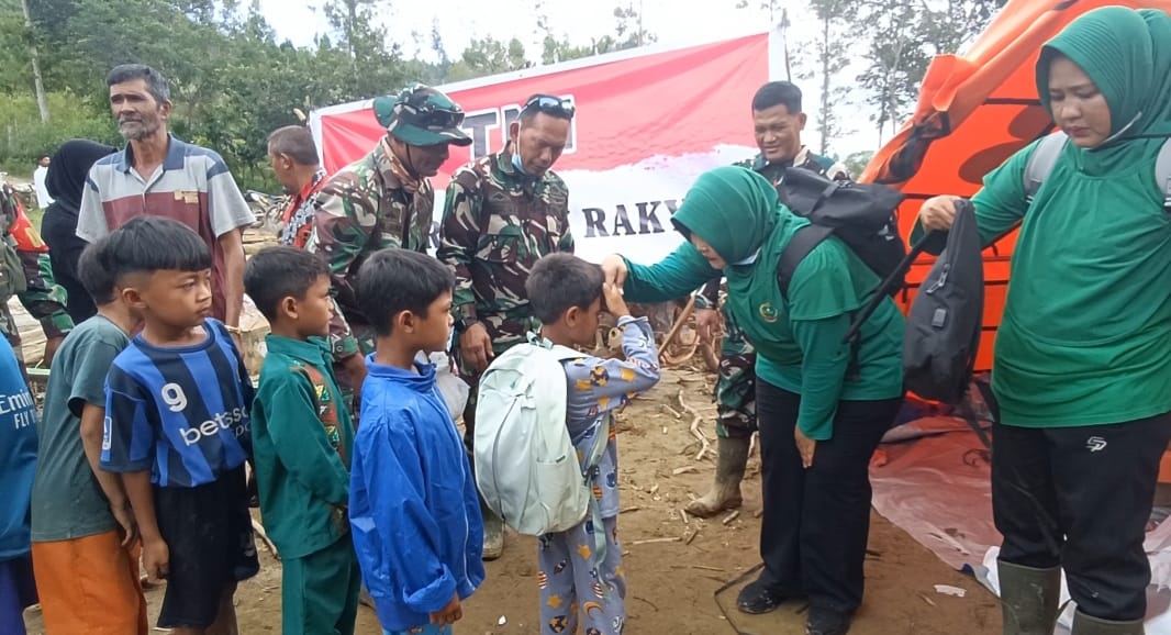 Personel dan Persit Kodim 0119/Bener Meriah Salurkan Bantuan Korban Banjir di Desa Perumpaken, Kec. Mesidah Bener Meriah