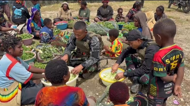 Satgas Yonif 112/DJ Jalin Kebersamaan Di Awal Tahun Lewat Makan Bersama Warga Papua