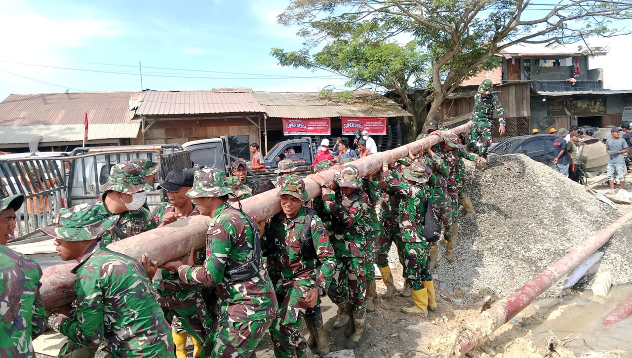 Prajurit Yonif 117/KY Bantu Pemasangan Listrik untuk Warga di Aceh Tamiang