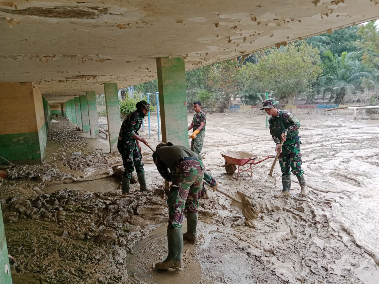 Prajurit Yonif 117/KY Bersihkan Lumpur Pasca Banjir di SD Swasta Dharma Patria Aceh Tamian