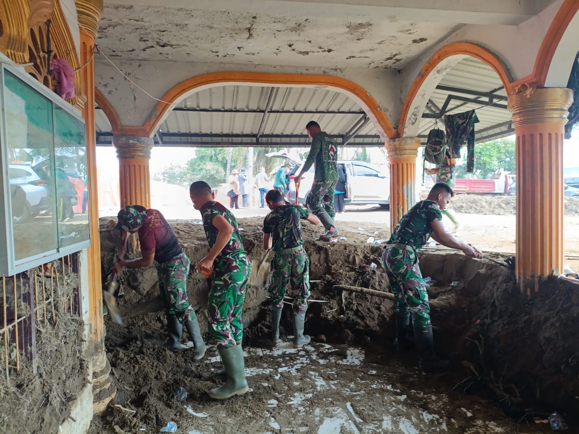 Prajurit Yonarmed 17/Rencong Cakti Bersihkan Meunasah Krueng Baroh, Pidie Jaya