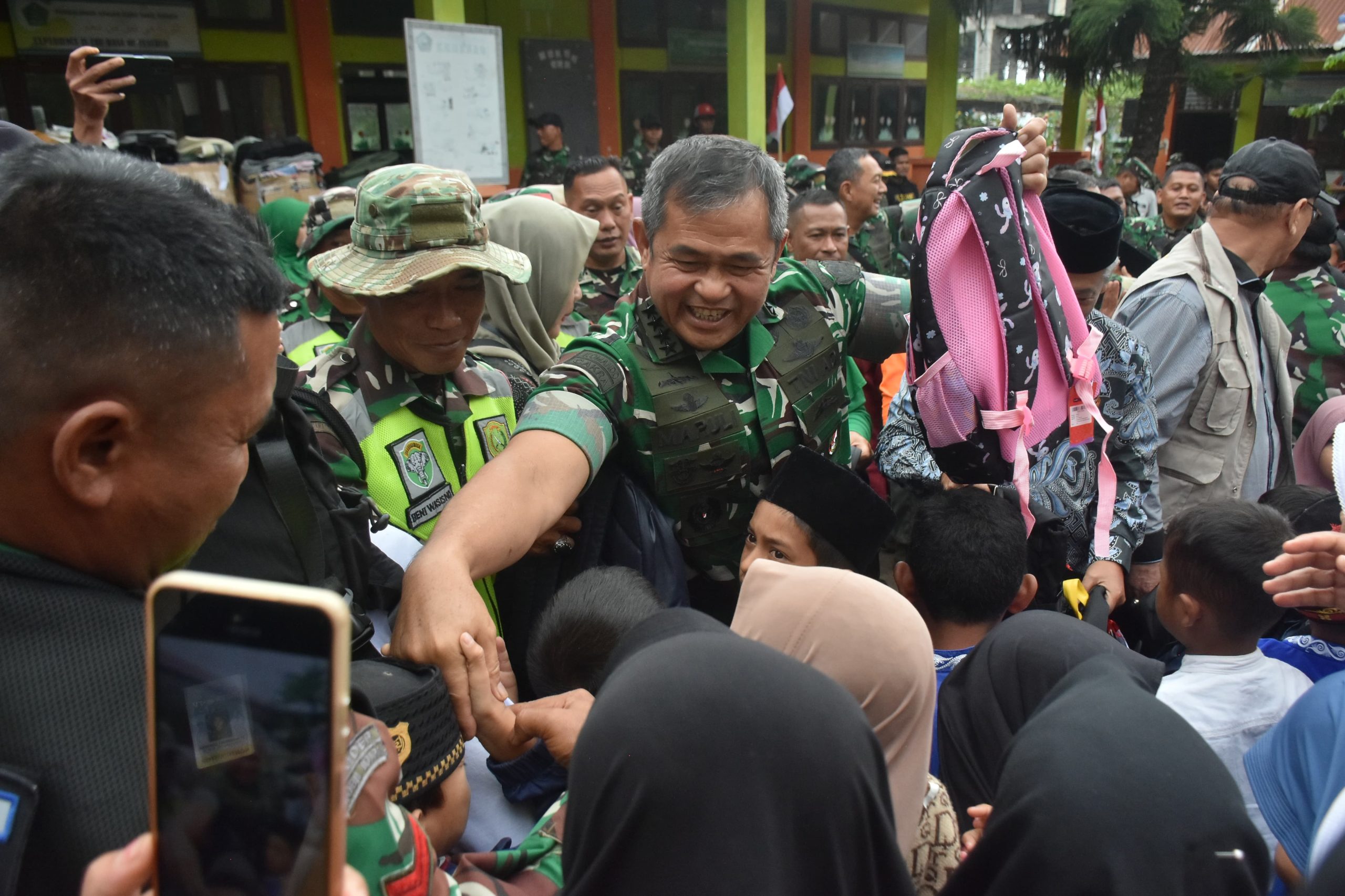 Kasad Kunjungi Sekolah Terdampak Banjir di Bener Meriah dan Bagikan Perlengkapan bagi Murid