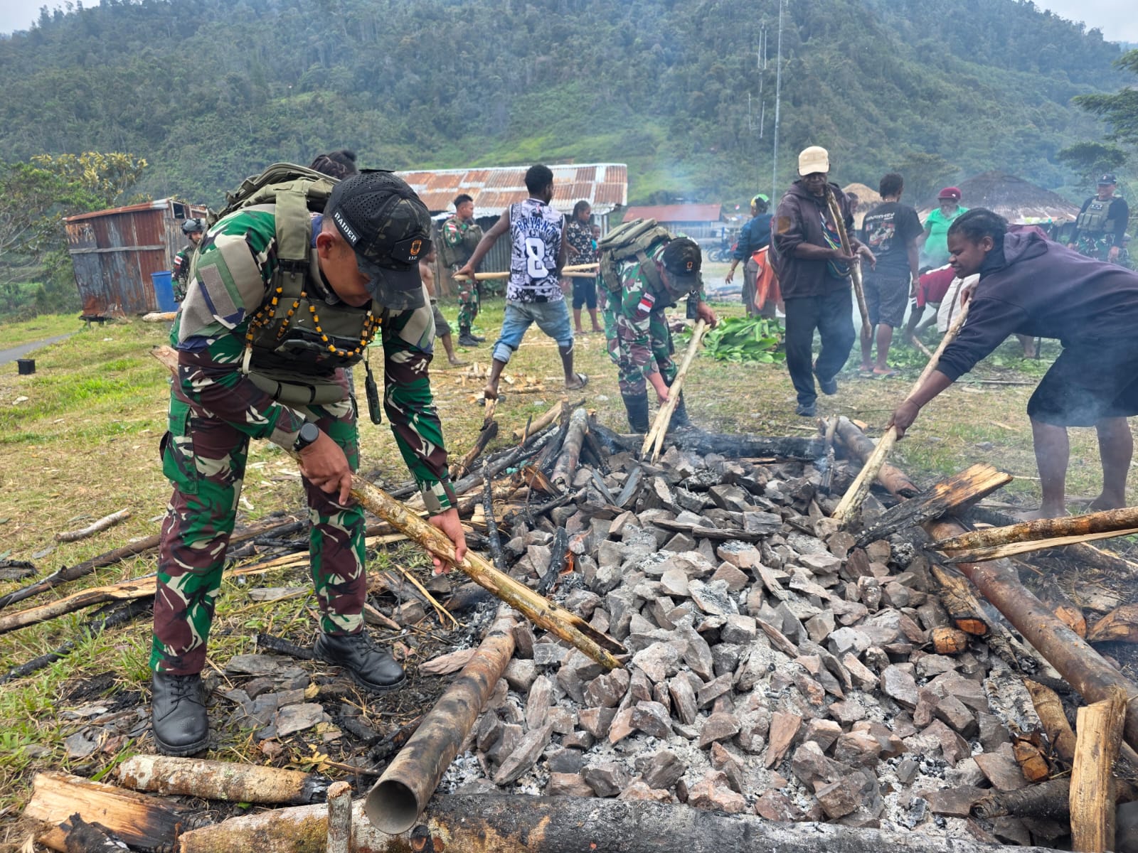 Hadiri Acara Bakar Batu, Satgas Yonif 112/DJ Jalin Kebersamaan Warga Puncak Jaya