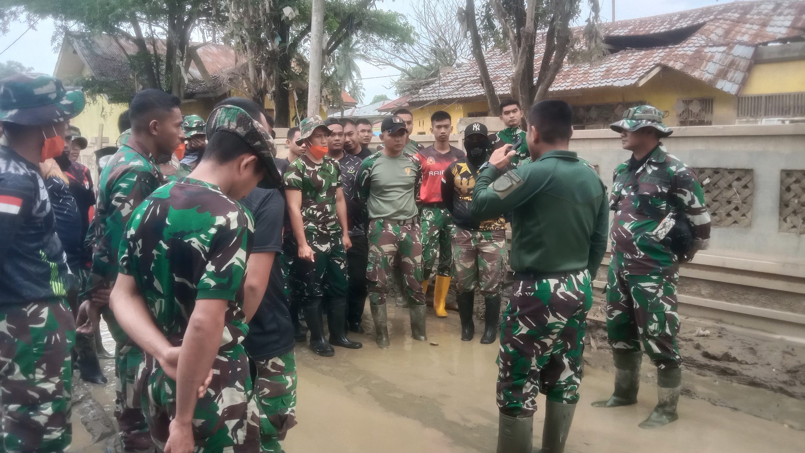 Prajurit TNI, Guru dan Siswa Gotong Royong bersihkan SMKN 1 Kuala Simpang
