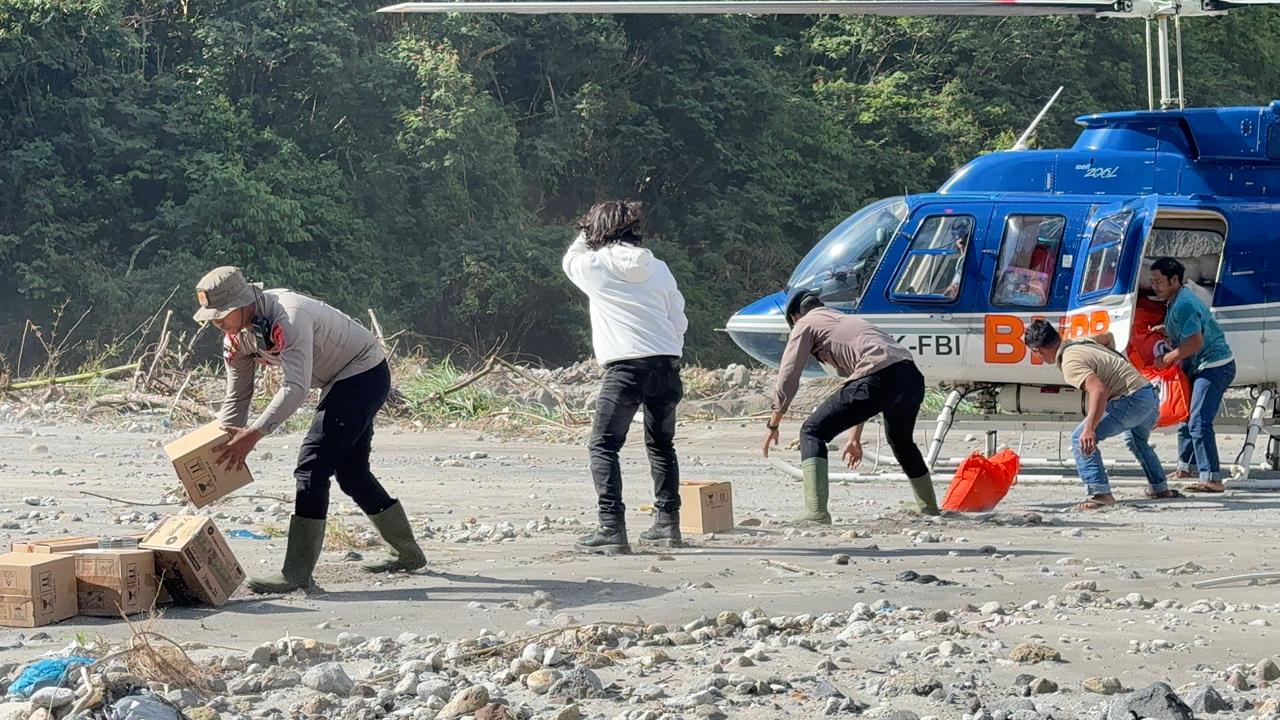 Polri Bantu Proses Penurunan Sembako dari Helikopter BNPB di Bener Meriah