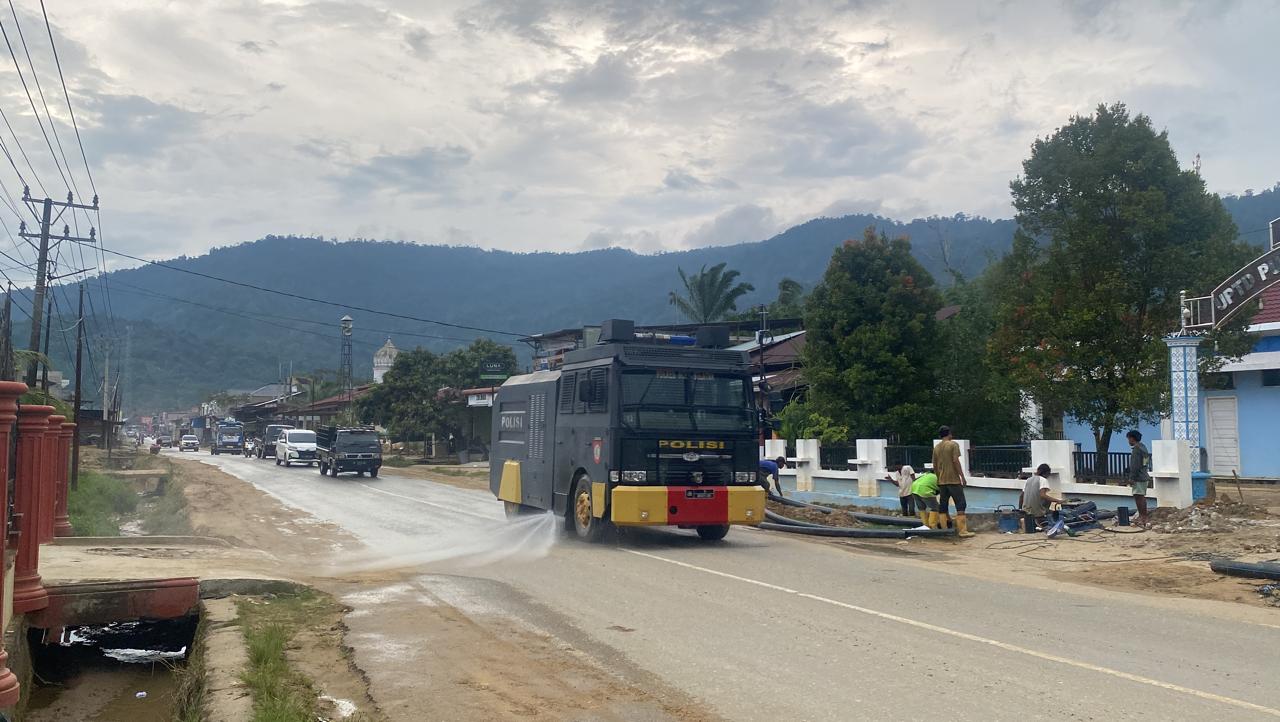 Cegah Risiko ISPA, Polres Aceh Selatan Terjunkan Water Cannon Bersihkan Debu Sisa Banjir