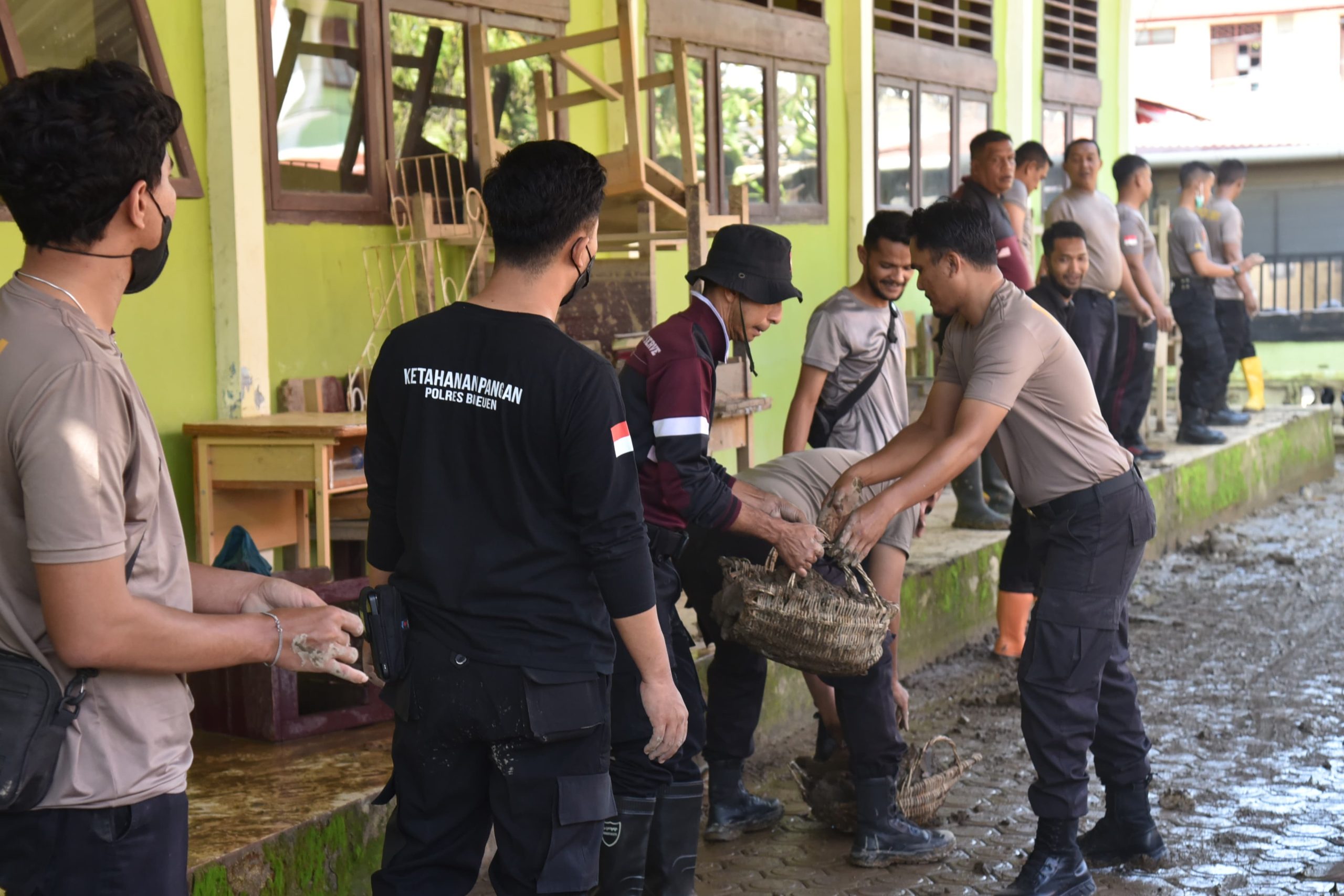 UPTD SMP Negeri 1 Samalanga Dibersihkan Polri Pasca Banjir