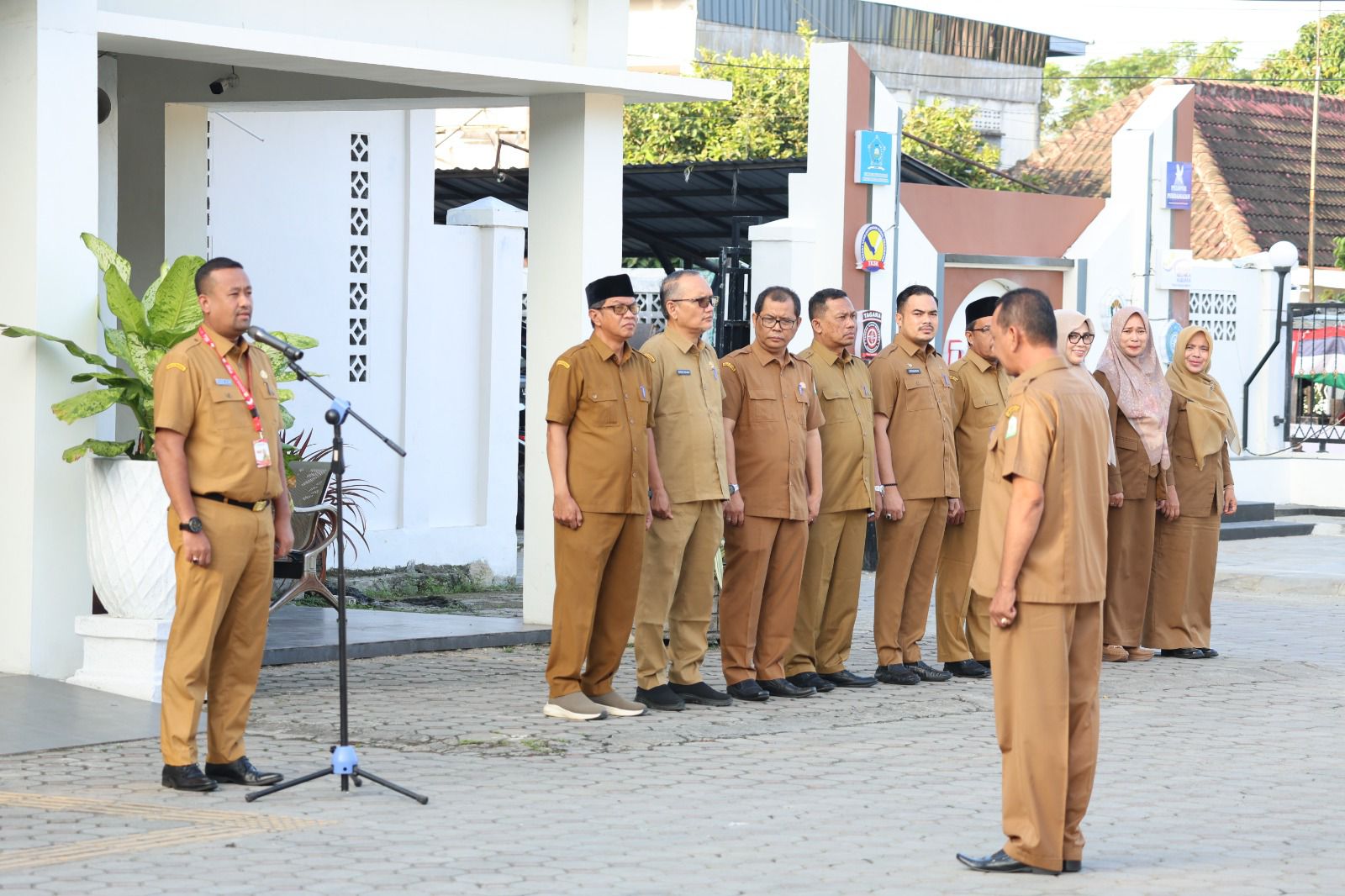 Plt Kadinsos Aceh Pimpin Apel Senin Gabungan, Teguhkan Semangat Kerja dan Integritas