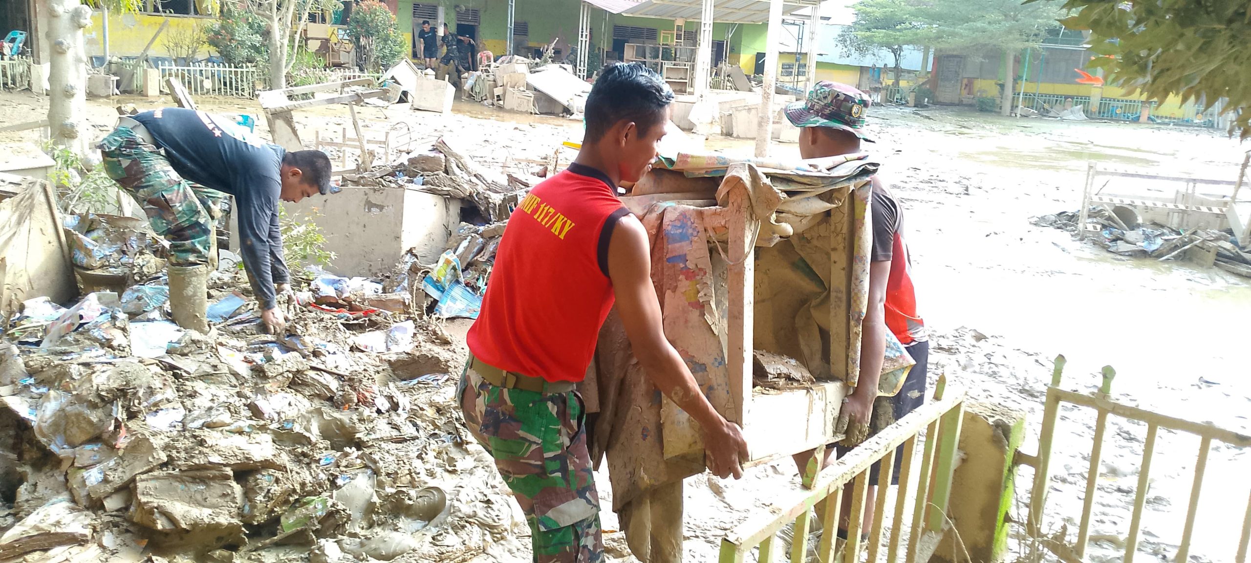 Prajurit Yonif 117/KY Bersihkan lumpur sisa banjir MIN 4 Kuala Simpang