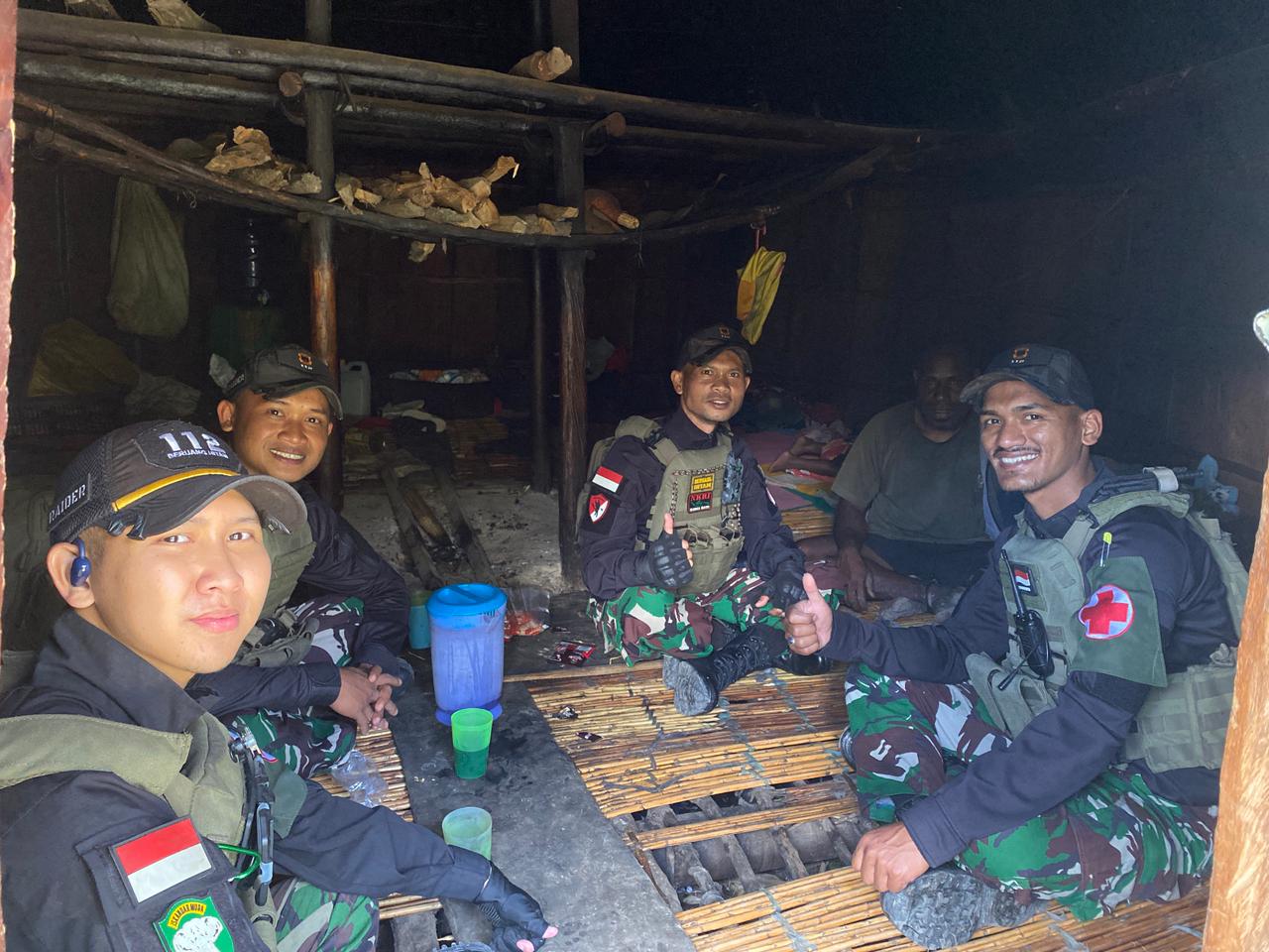 Satgas Yonif 112/DJ Laksanakan Anjangsana Kedalam Honai Warga Papua