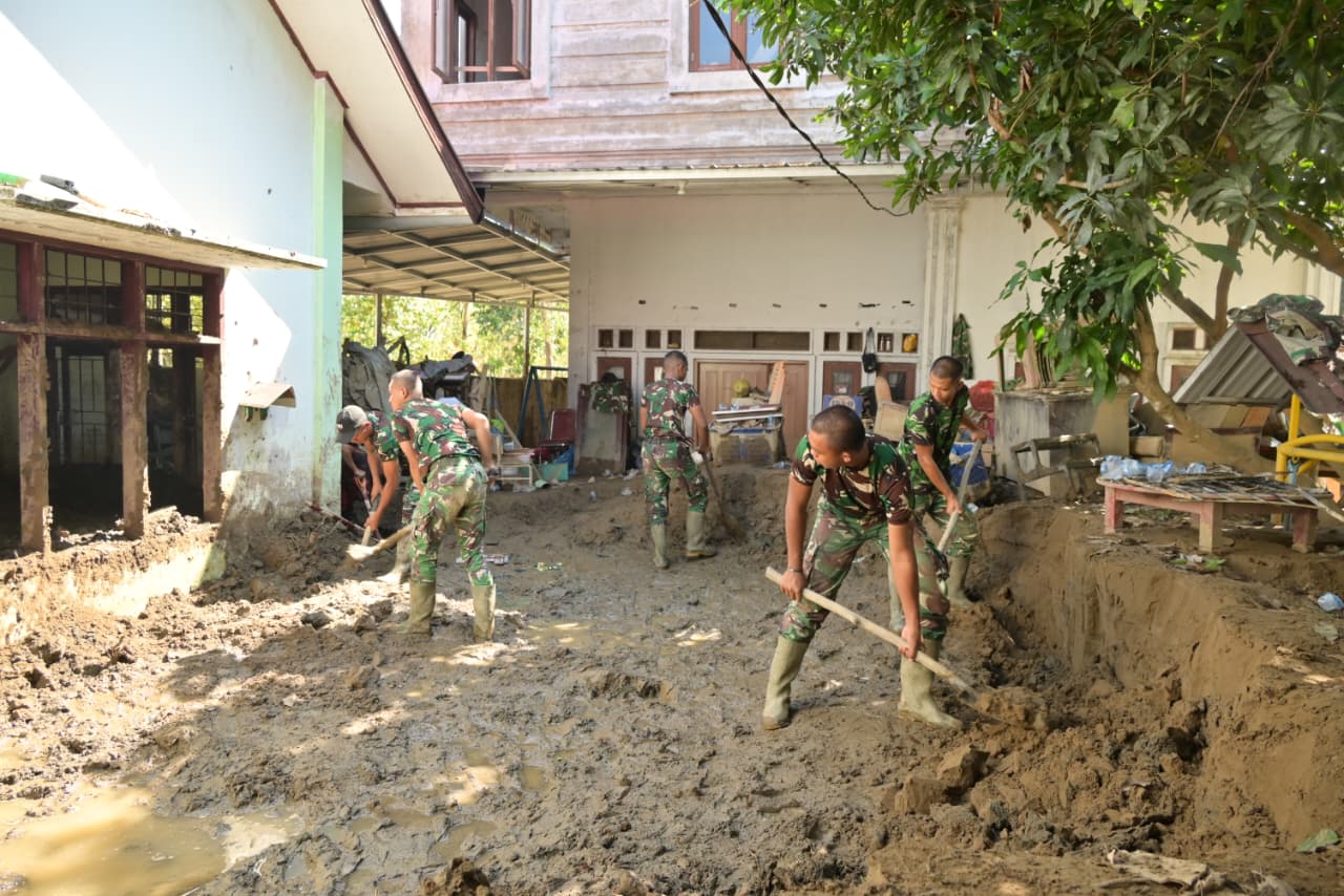 Satgas Gulbencal TNI Laksankan Pembersihan PAUD Alfia Pidie Jaya, Pascabanjir Bandang