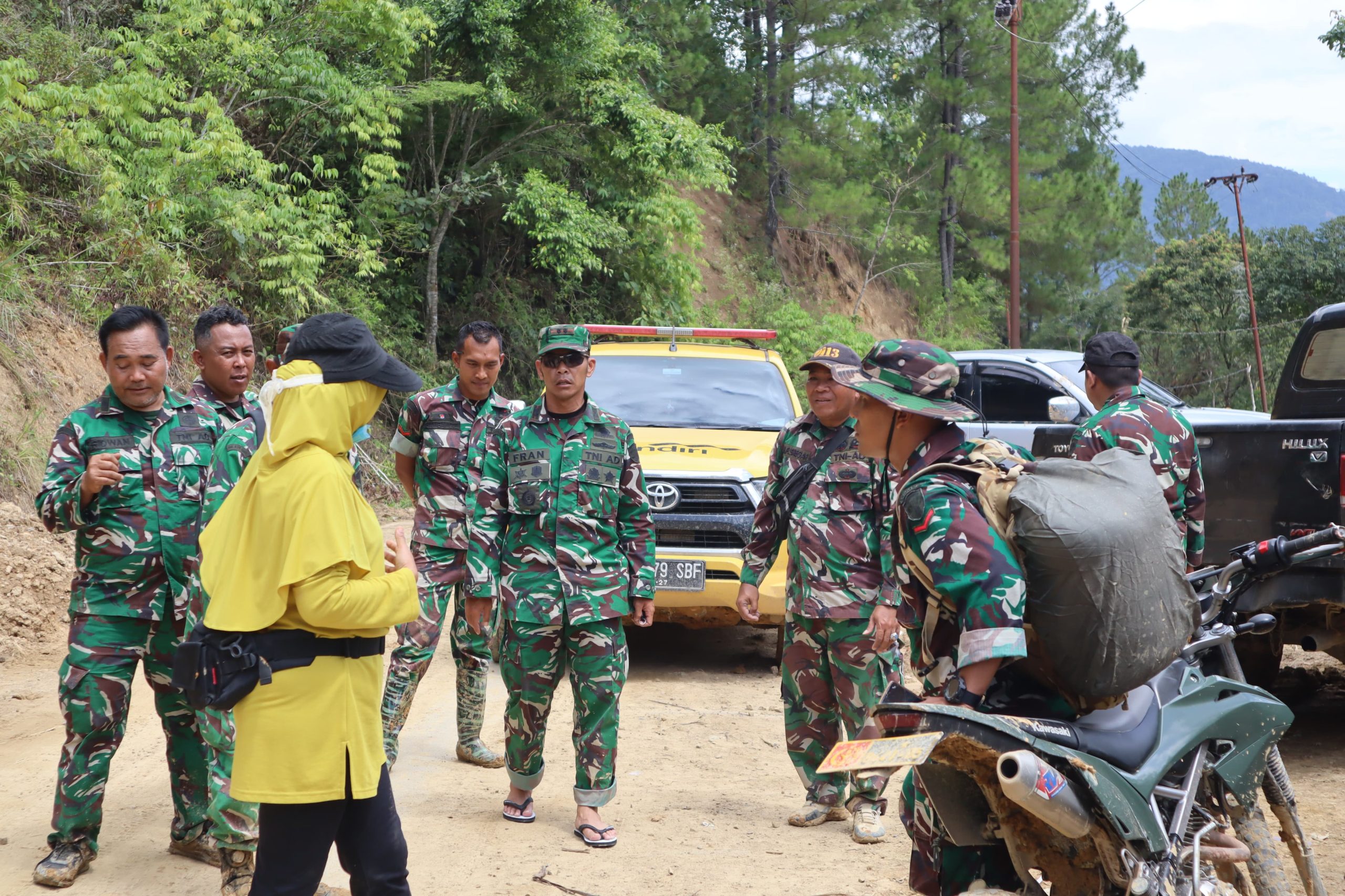 Prajurit Kodim 0113/Gayo Lues, Persit Dan Relawan tembus medan sulit Pining untuk antar Bantuan bagi Warga