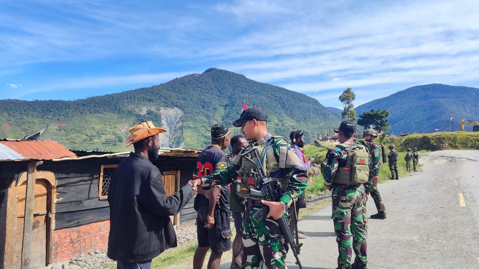 Satgas Yonif 112/DJ Hadirkan Layanan Kesehatan Keliling Bagi Warga Papua