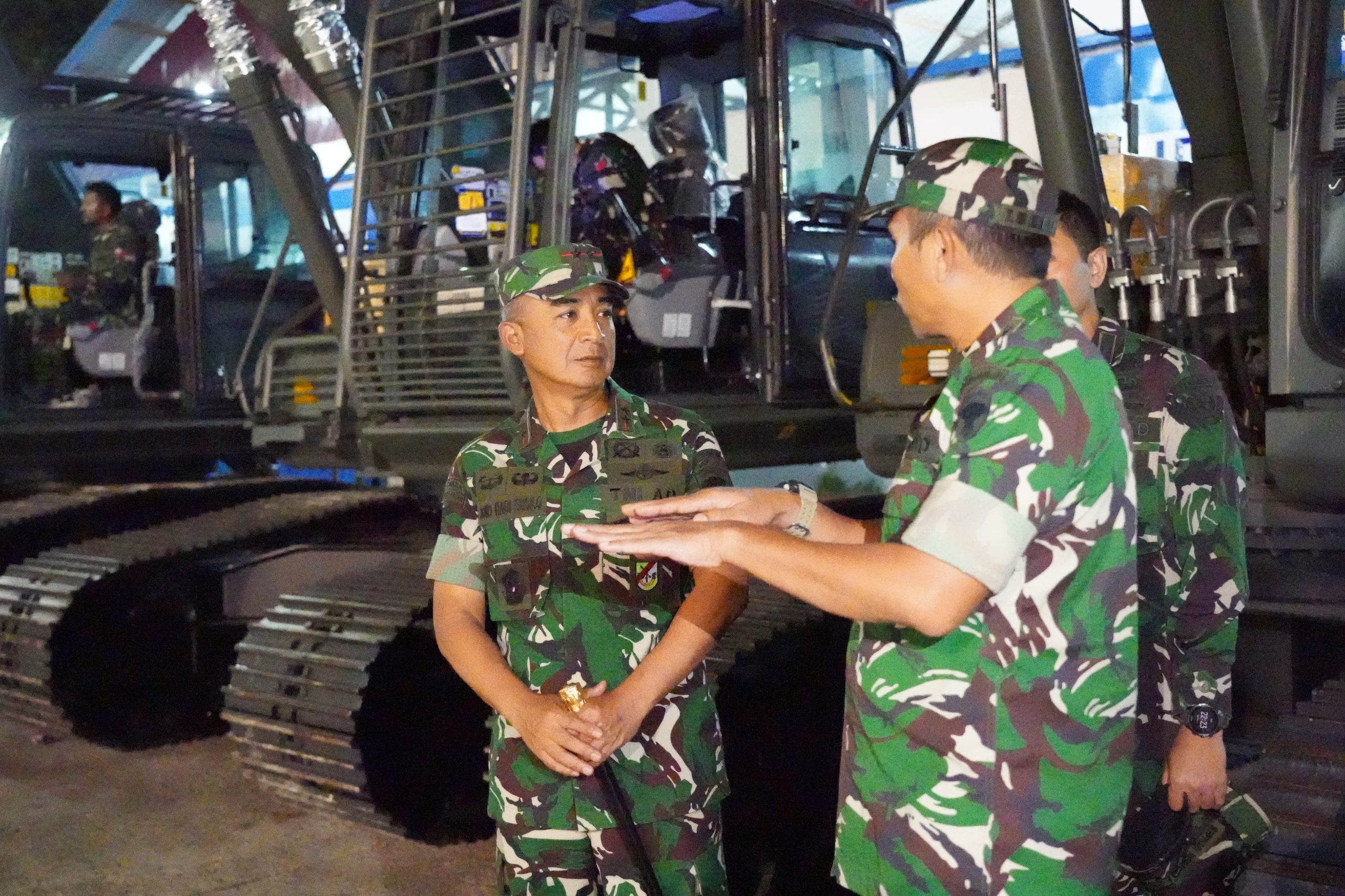 Pangdam IM Tinjau Alat Berat dan Mobil Ro Bantuan Presiden RI di Pelabuhan Krueng Geukueh Lhokseumawe