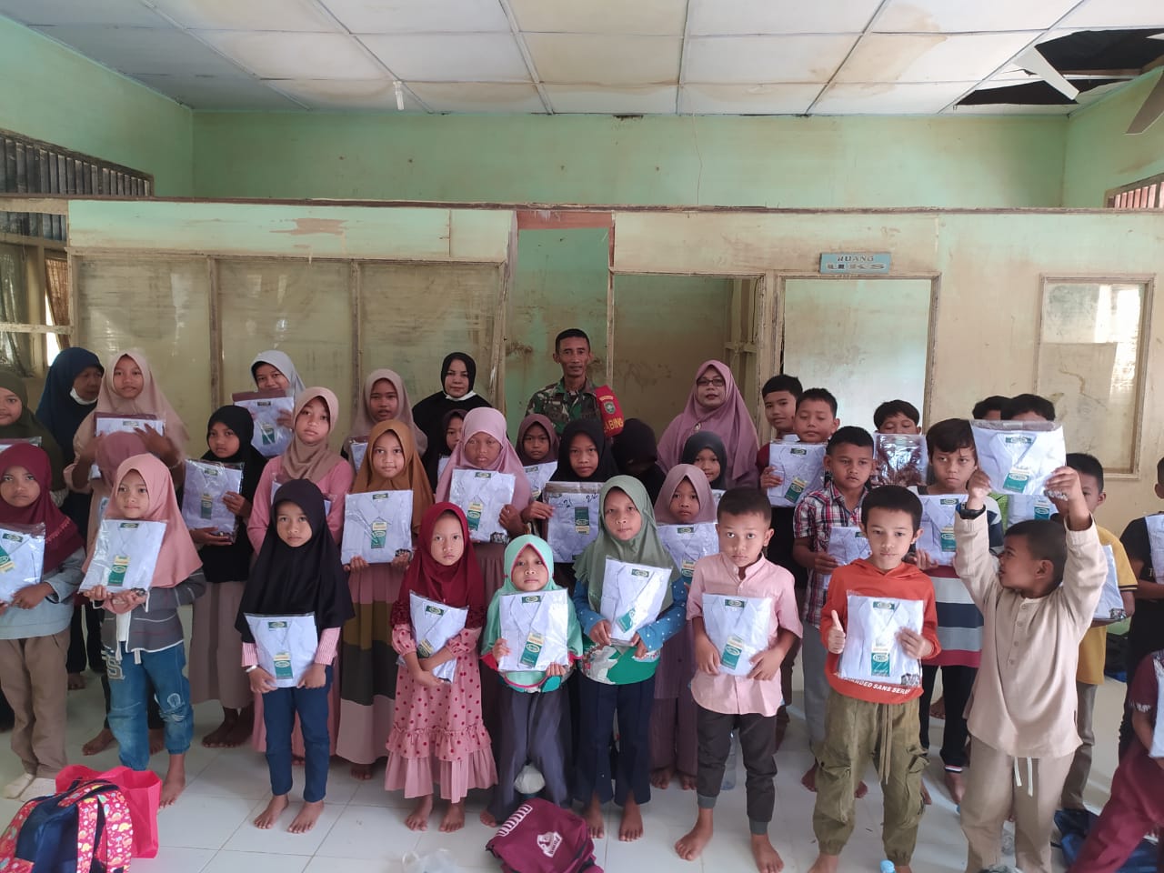 Korem 011/Lilawangsa Bantu Seragam Sekolah Murid SDN Rantau Panjang Aceh Tamiang