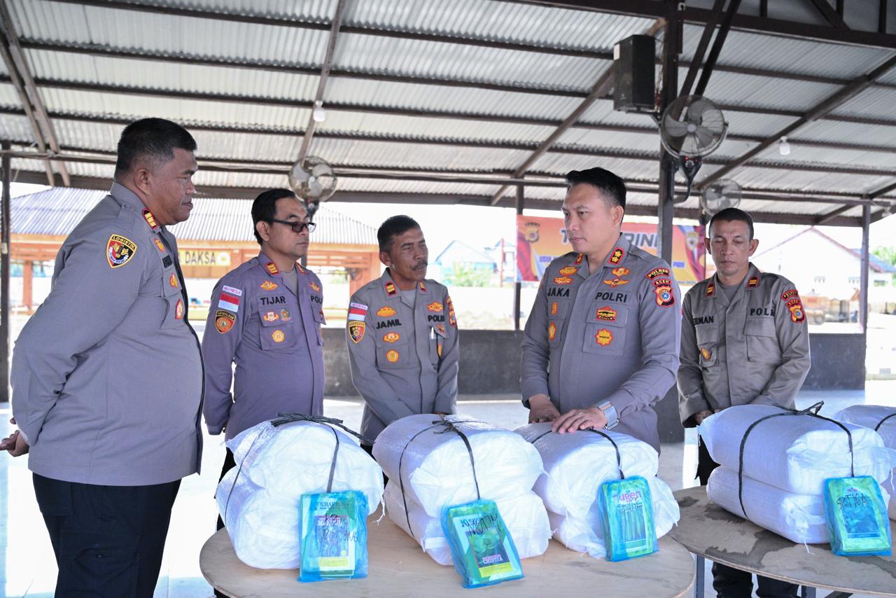 Kapolres Pidie Serahkan Bantuan Bibit Pertanian dari Kapolda Aceh kepada Polsek Jajaran untuk Warga Terdampak Banjir