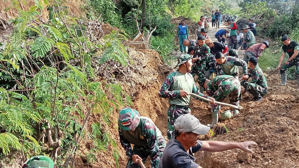 Prajurit Yonif 114/SM bersama warga gotong royong buka akses jalan tertutup longsor di Bener Meriah