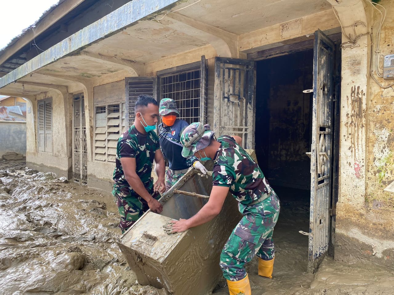 Prajurit Yonif 115/Macan Leuser Bersihkan lumpur banjir di lingkungan Kantor MPD Aceh Tamiang