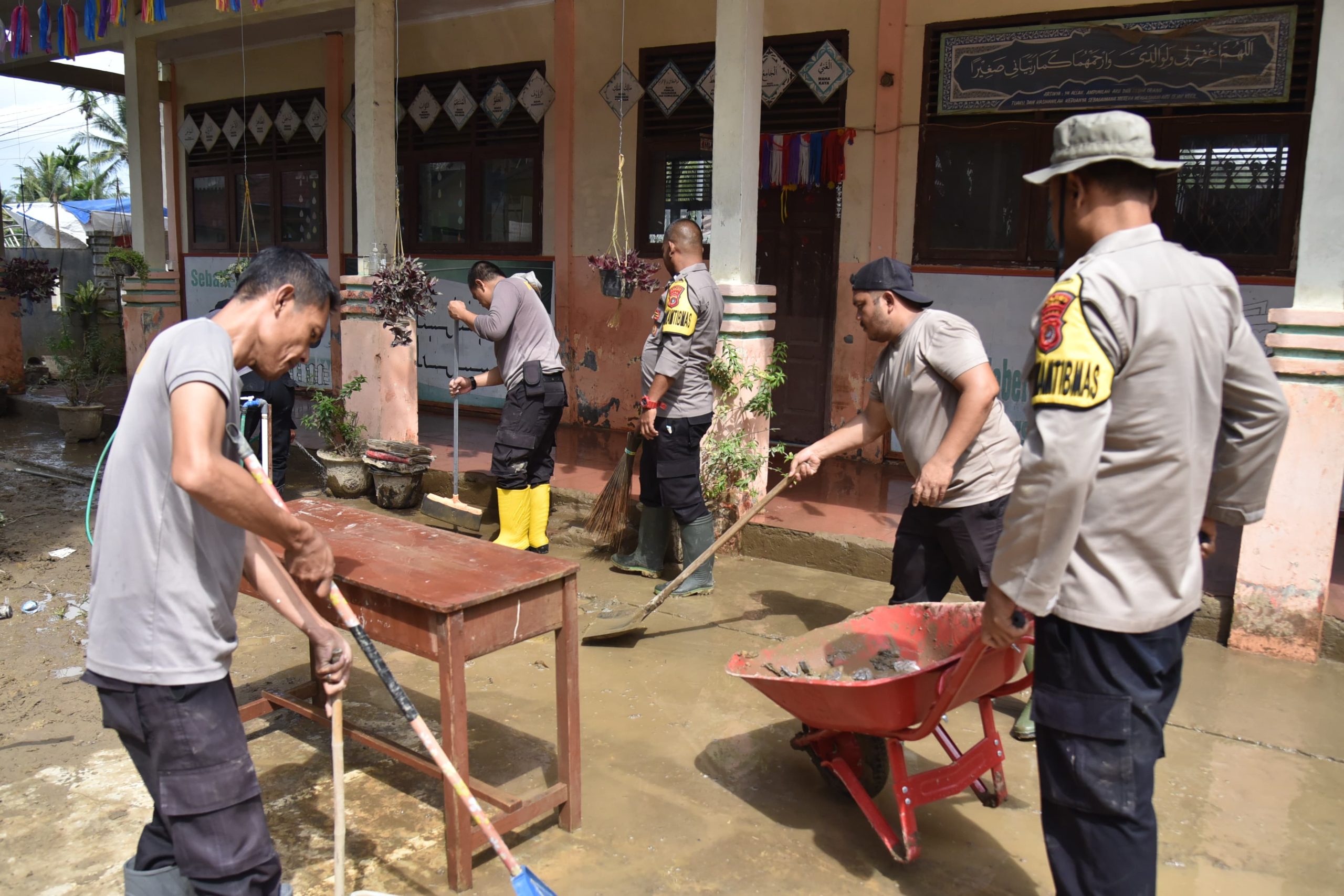 Puluhan Personel Polres Bireuen Bersihkan Sampah dan Lumpur di SD Negeri 2 Kuta Blang Pasca Banjir