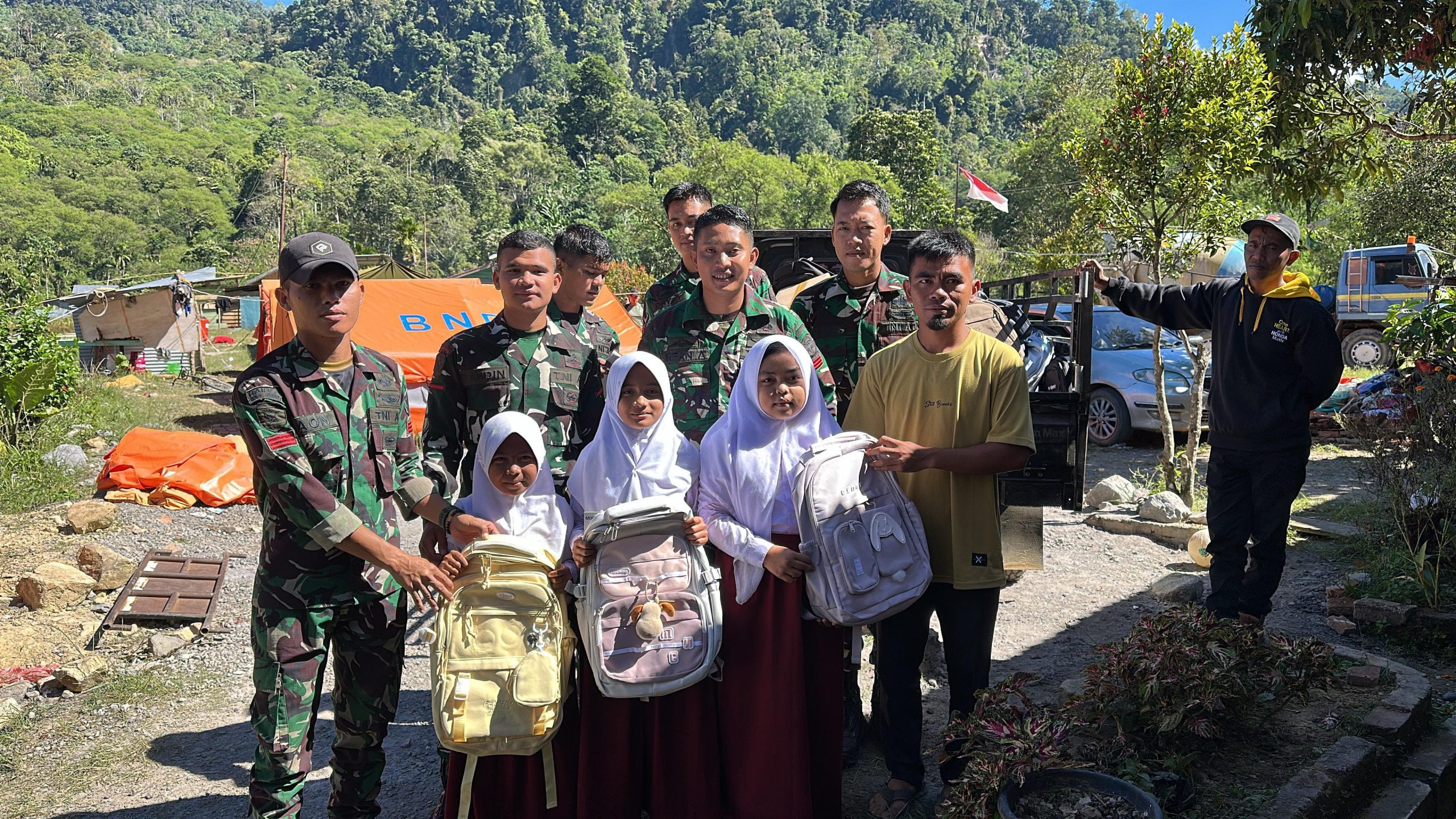Brigif TP 90/YGD Bagikan Tas Sekolah Bagi Murid SDN 10 Rusip Antara, Aceh Tengah