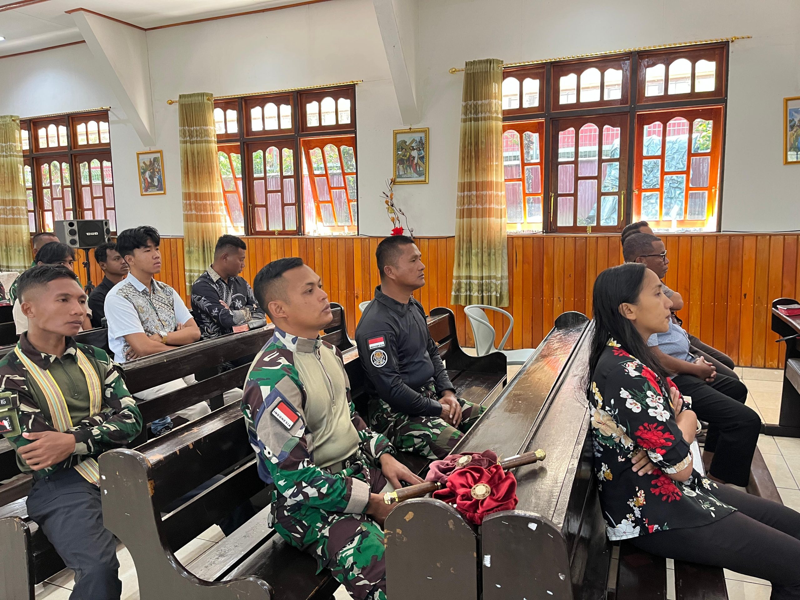 Satgas Yonif 112/DJ melaksanakan ibadah bersama warga Puncak Jaya sebelum purna tugas