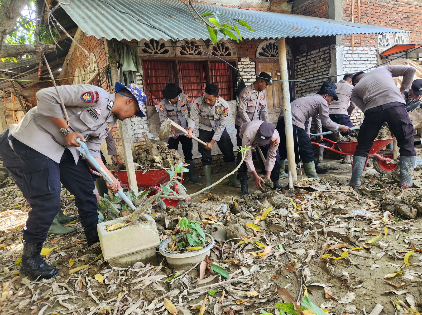 Wujud Kepedulian, Polres Pidie Bantu Bersihkan Rumah Warga Kecamatan Mutiara