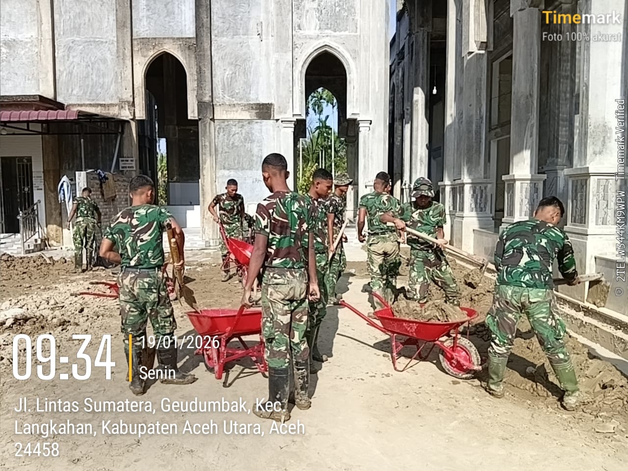 Gotong Royong TNI dan Warga Pulihkan Masjid Raudlatul Huda di Langkahan