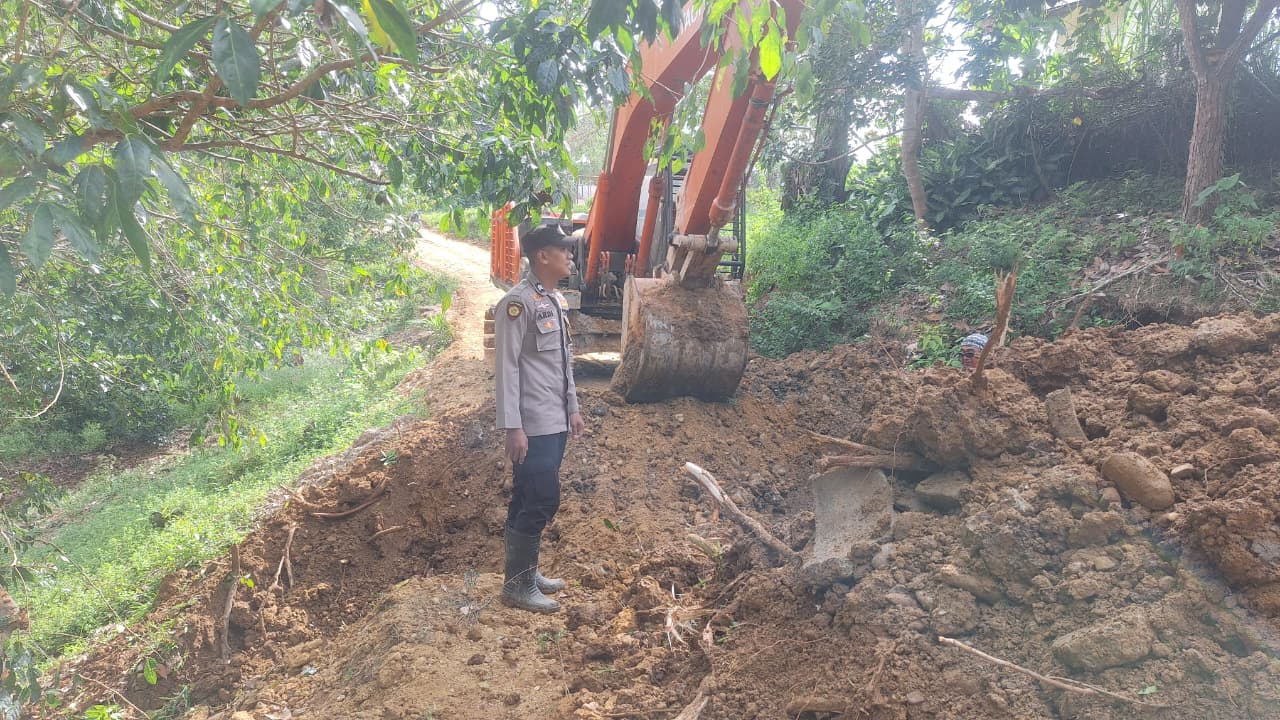 Beko Polri Dikerahkan Bersihkan Bahu Jalan di Dusun Bidari, Cegah Air Masuk Gorong-gorong