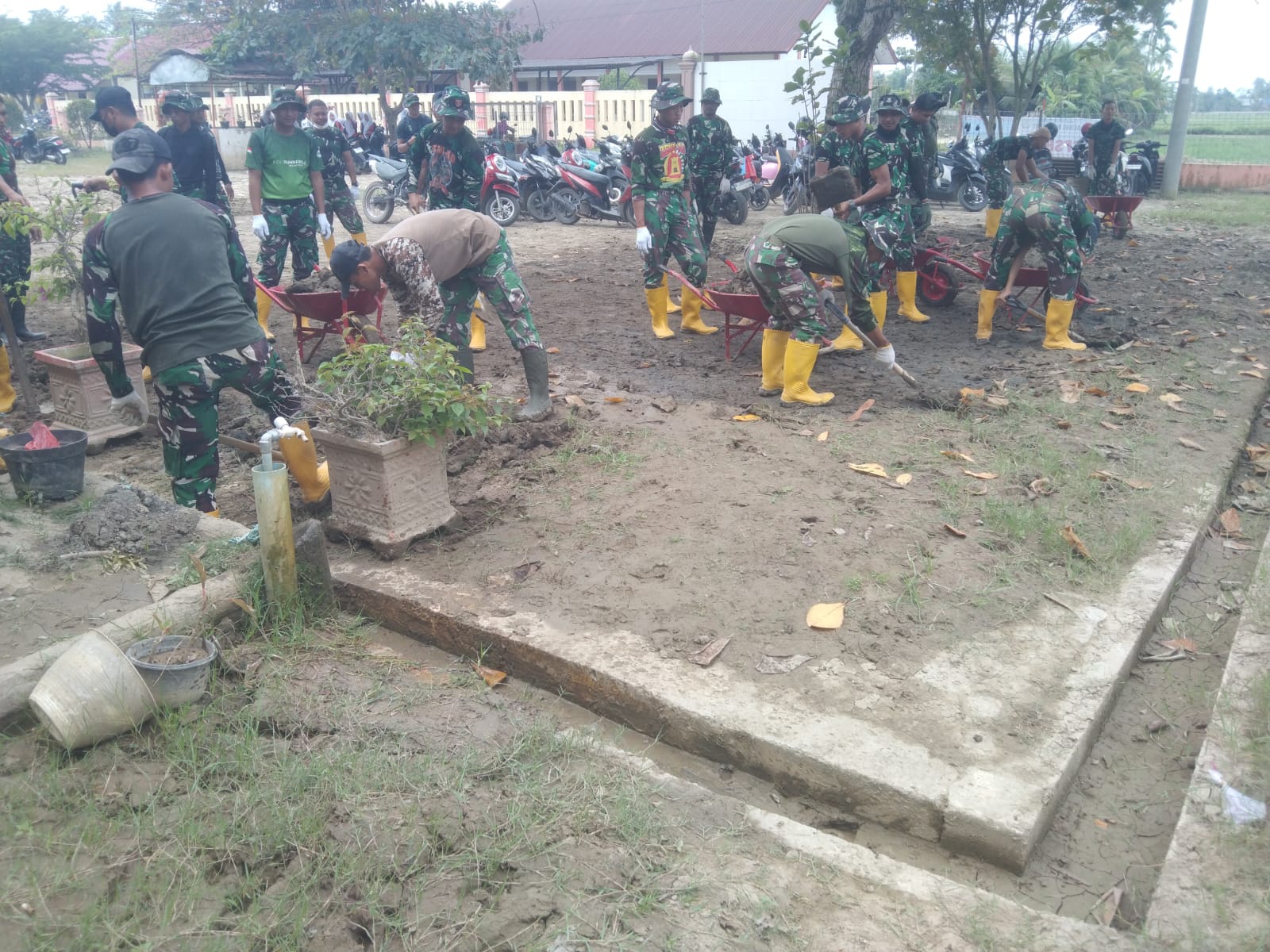 Karya Bakti TNI Pulihkan Lingkungan SMPN 1 Samudera