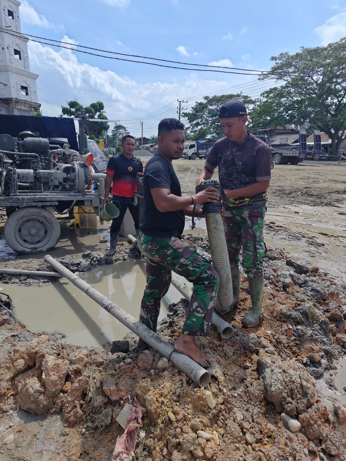 Krisis Air Bersih Pasca Banjir Bandang, TNI AD Bangun Sumur Bor di Aceh 