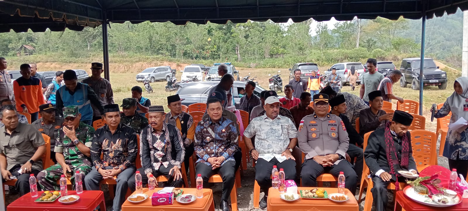 Kapolres Pidie Salurkan Bantuan Sembako pada Kegiatan Serah Terima Kunci Huntara dan Penyerahan DTH di Desa Blang Pandak