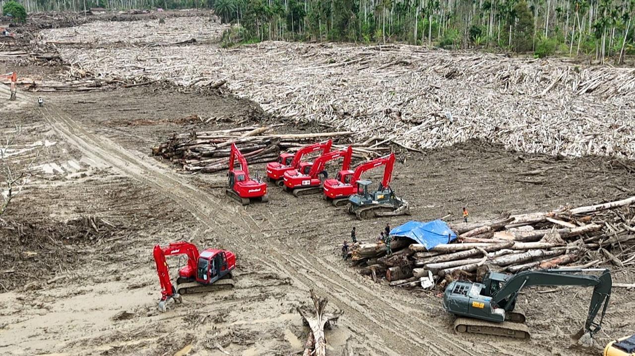 TNI Kerahkan Puluhan Alat berat bersihkan tumpukan kayu di Desa Geudumbak, Kecamatan Langkahan, Kabupaten Aceh Utara