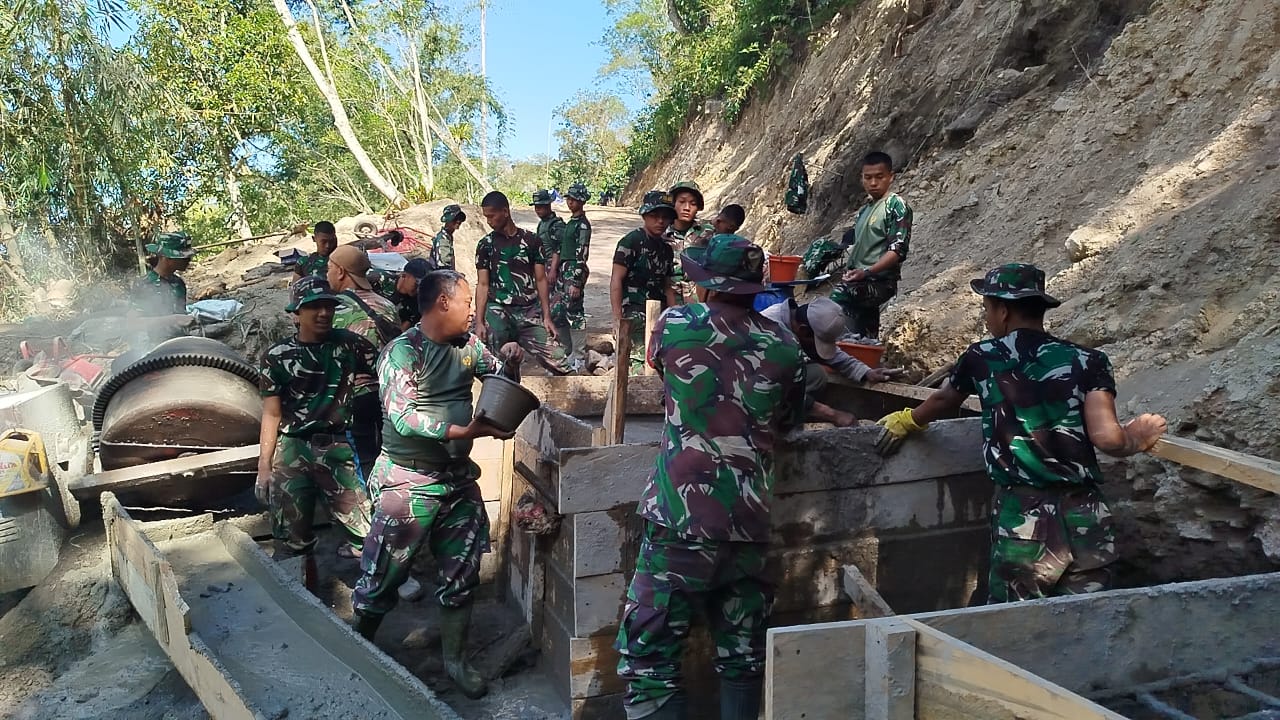 Personel Koramil 08/SN, Yonif TP 854/DK dan warga gotong royong bangun jembatan gantung Silih Nara Aceh Tengah