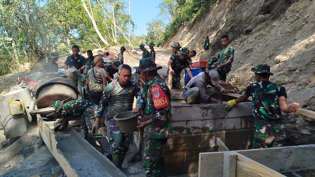 Prajurit TNI Bersihkan dan Renovasi SDN 19 Tanah Jambo Aye Aceh Utara Pascabanjir
