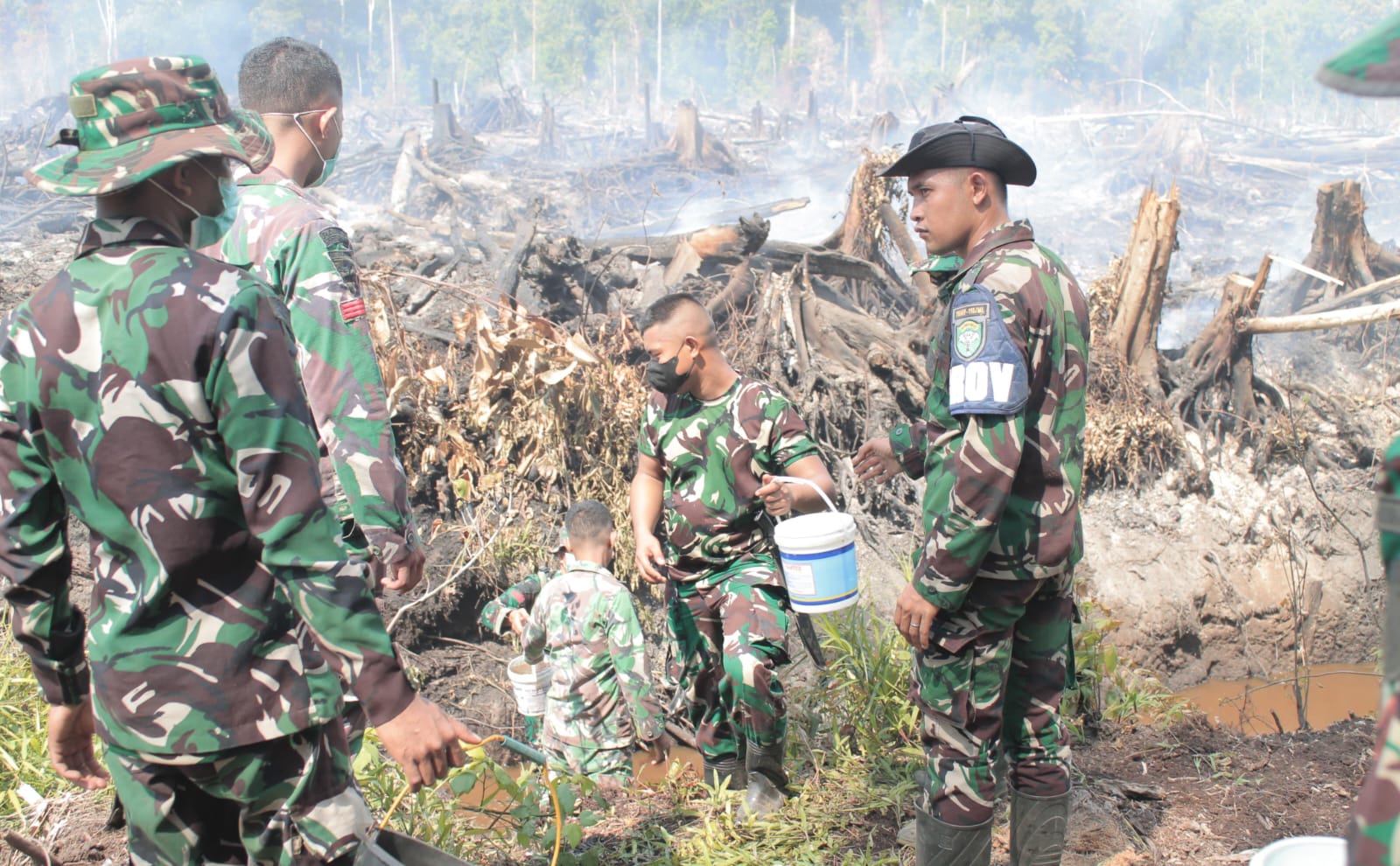 TNI dan Tim Gabungan Padamkan Kebakaran Hutan di Trumon, Aceh Selatan