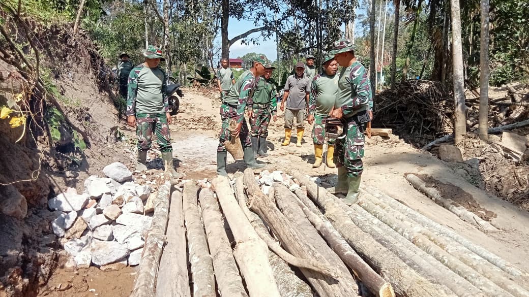 TNI dan Warga Gotong Royong Bangun Jembatan Darurat di Timang Gajah Bener Meriah