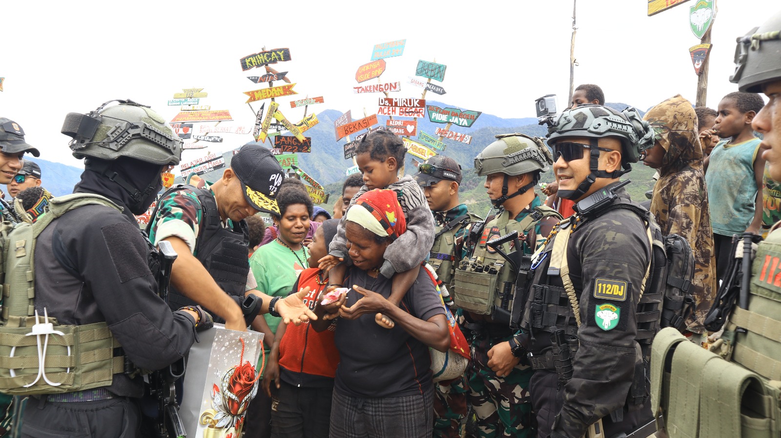 Danrem 173/PVB Bersama Dansatgas Yonif 112/DJ Tebar Kepedulian dan Berbagi Kasih di Pedalaman Papua