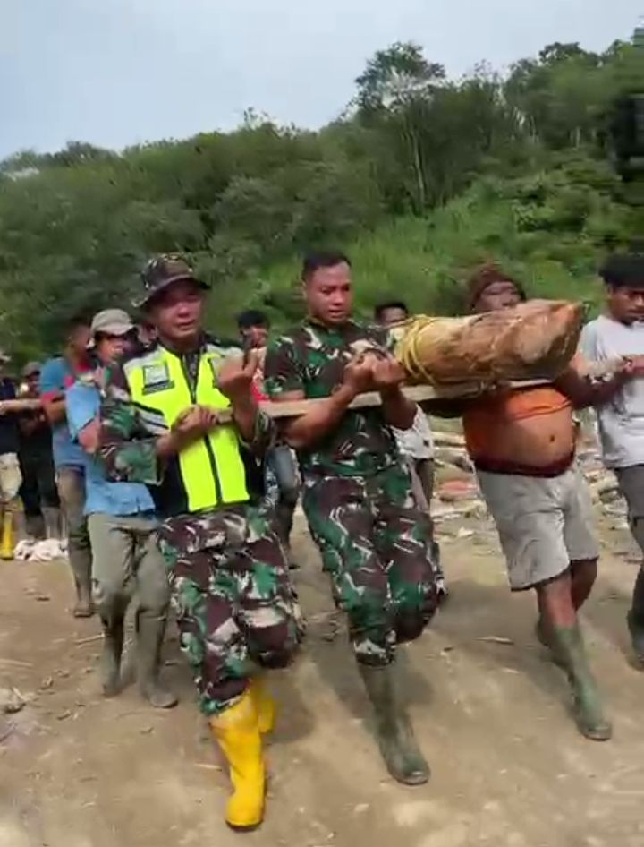 Prajurit TNI dan Warga Gotong Royong Bangun Jembatan darurat di Ketol Aceh Tengah