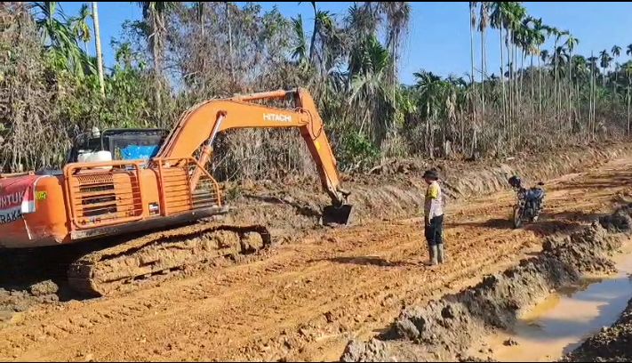 Beko Bantuan Polri Dikerahkan untuk Pembuatan Parit di Jalan Len Pipa Aceh Utara