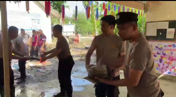Pulihkan Sekolah Pascabanjir Bandang, Polres Bireuen Gotong Royong Bersihkan SD Negeri 11 Kutablang