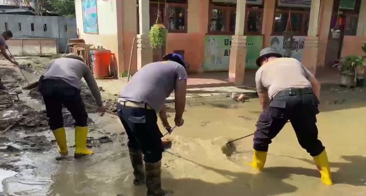 Pulihkan Sekolah Pascabanjir Bandang, Polres Bireuen Gotong Royong Bersihkan SD Negeri 11 Kutablang
