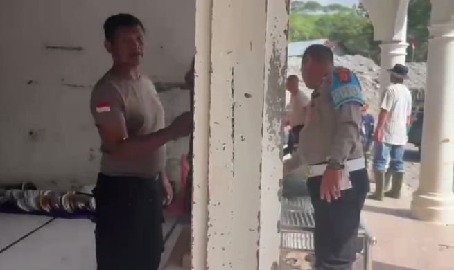 Bersihkan Rumah Allah Pascabanjir, Polri dan Warga Bener Meriah Gotong Royong Siapkan Meunasah Sambut Ramadan