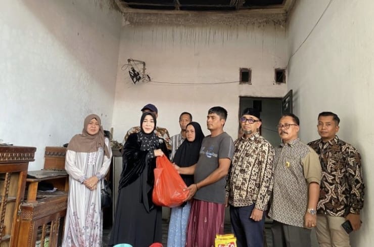 Hj Illiza Sa’aduddin Serahkan Bantuan Masa Panik, Serta Bantuan Rumah Korban Kebakaran