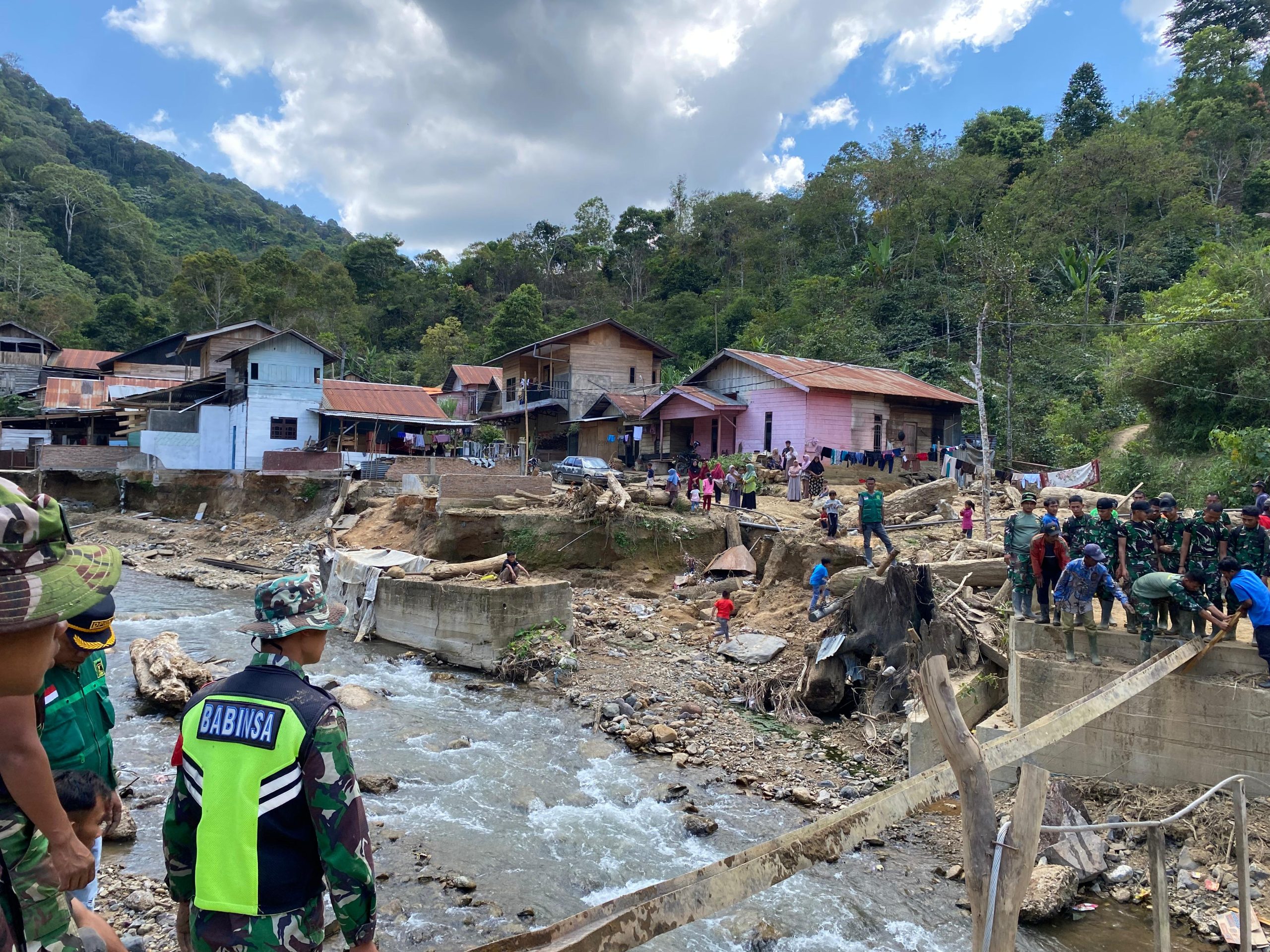 TNI dan Warga Gotong Royong bangun Jembatan Darurat di Desa Termiara, Aceh Tamiang