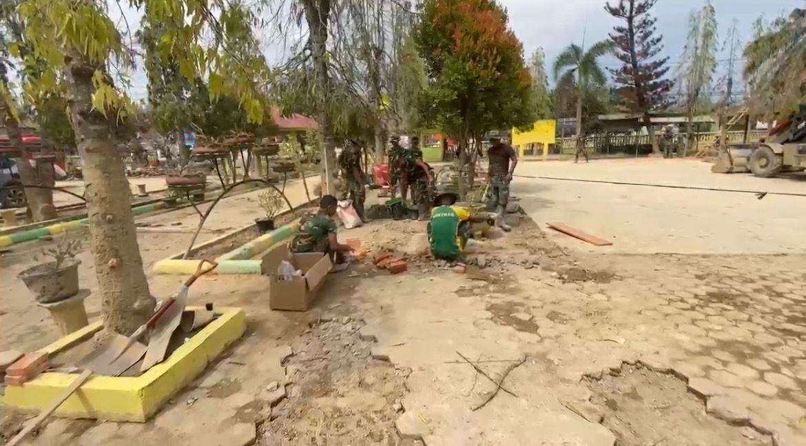 Rusak Akibat Banjir, Yonif TP 899/Bata Satya Gardapati Renovasi SDN 1 Tualang Cut, Aceh Tamiang