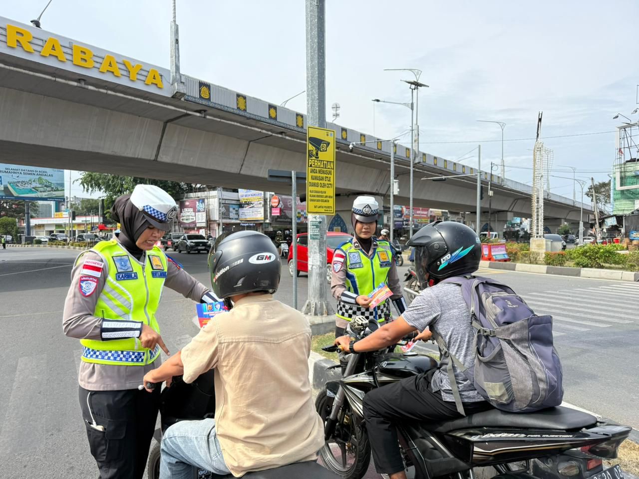 Satgas Preemtif Operasi Keselamatan Seulawah 2026 Edukasi Masyarakat Tertib Berlalu Lintas Melalui Pembagian Brosur