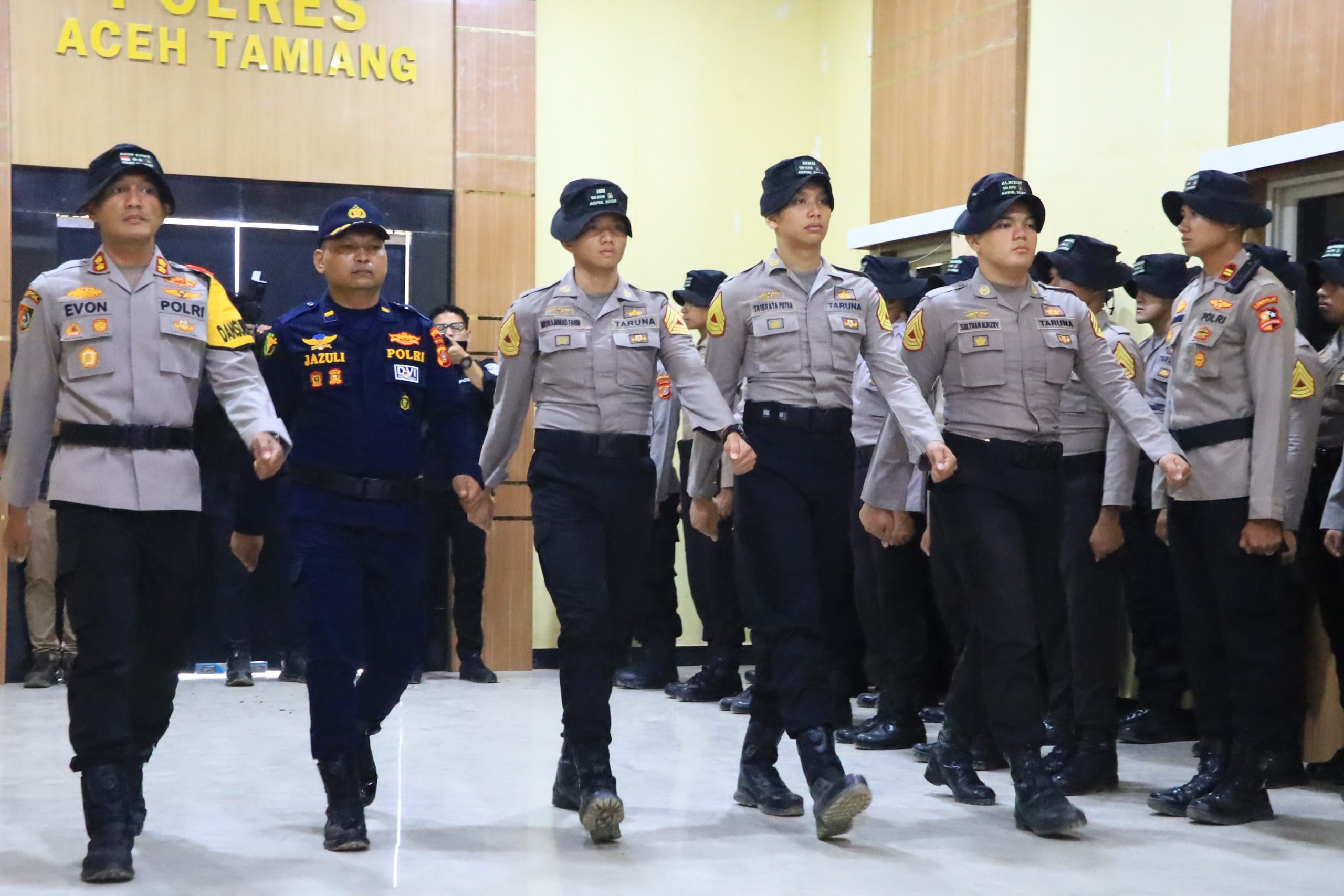 Kapolda Aceh Beri Penghargaan Taruna Akpol dan Personel Polda Aceh atas Aksi Kemanusiaan Pascabencana Aceh Tamiang